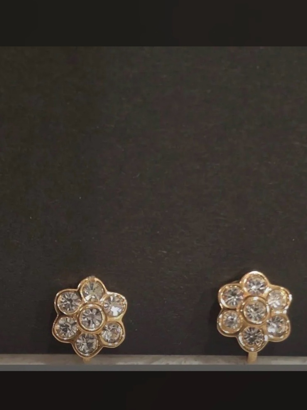 Christian Dior vintage
Rhinestone flower Clip on earrings